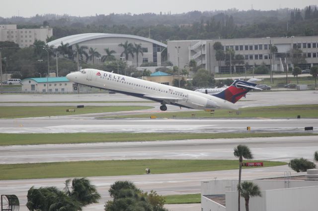Boeing 717-200 (N926AT) - Former AirTran bird lifting off of 10L to KJFK.