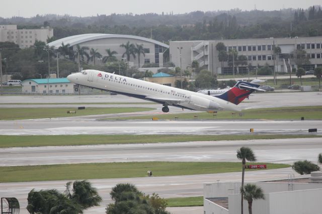 Boeing 717-200 (N926AT) - Former AirTran bird lifting off of 10L to KJFK.