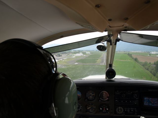 Piper Cherokee (C-GILP) - On final for RWY 07 at CYCW.