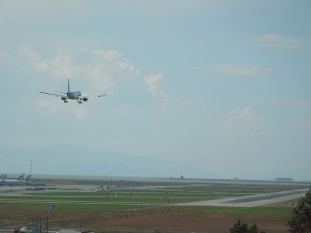 Boeing 737-800 — - A 737 on final in Vancouver