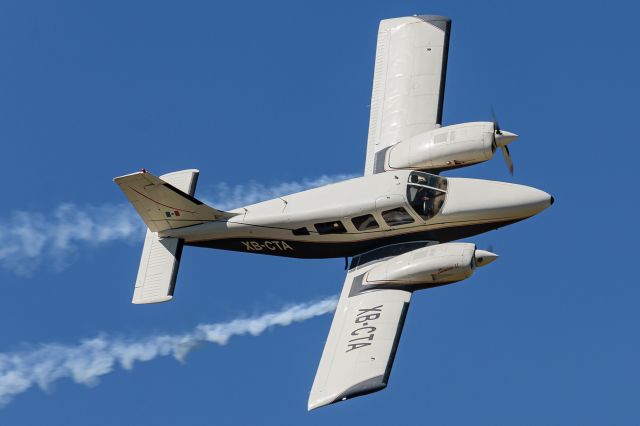 飛行機 双発機 パイパー 割り切っ プロペラ 飛行機 双発機 パイパー 割り切っ プロペラ