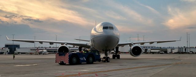 Airbus A330-300 (N278AY)