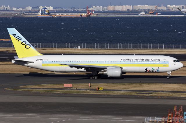 BOEING 767-300 (JA98AD)