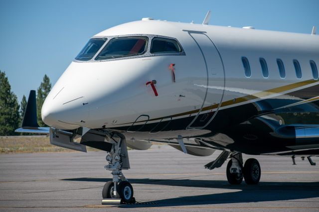 Bombardier Challenger 300 (N530FX) - See full image