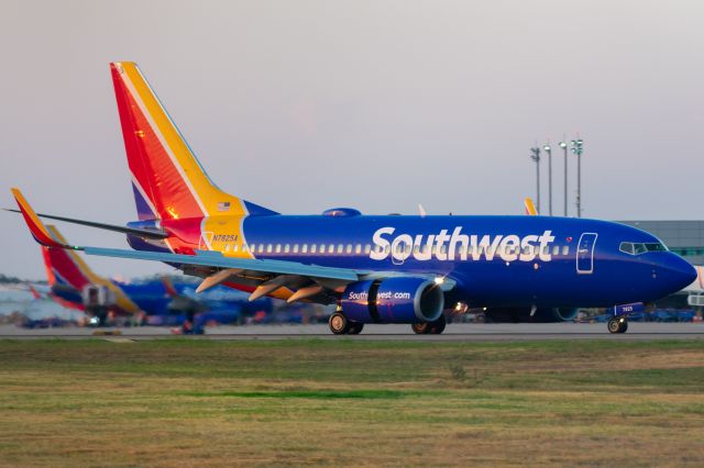 Boeing 737-700 (N7825A) - Landing on 13R at Dallas Love Field September 1 2019.