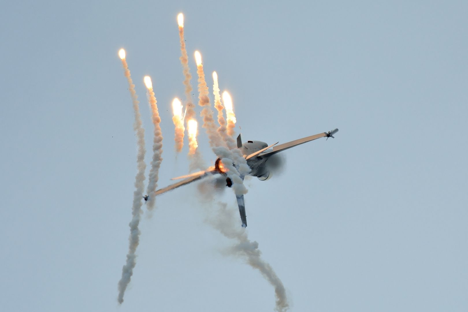 — — - F16 solo demonstrator RNLAF releasing some flares