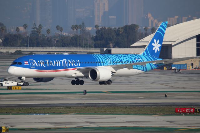 Boeing 787-9 Dreamliner (F-OMUA)