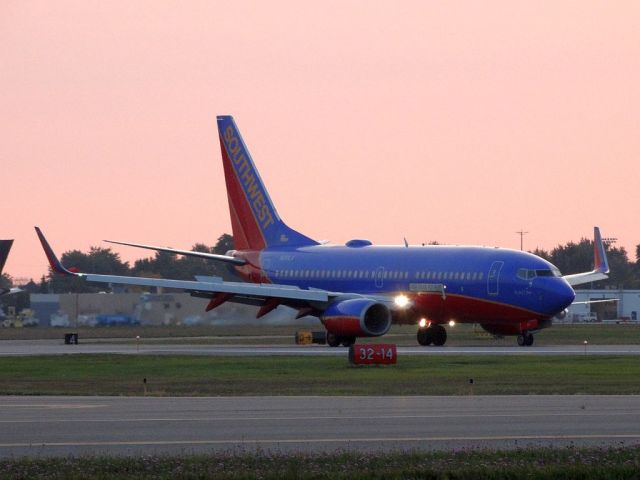 Boeing 737-700 (N201LV)