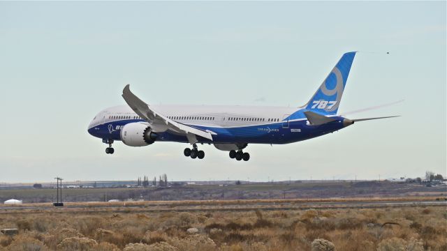 Boeing 787-9 Dreamliner (N789EX) - BOE001 on final approach to Rwy 32R on 11/8/13. (LN:126 cn 41988).