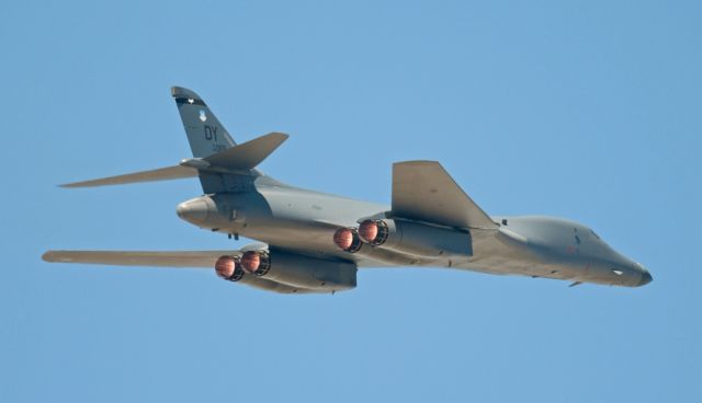 — — - B-1 fly-by at the 2009 Yuma airshow