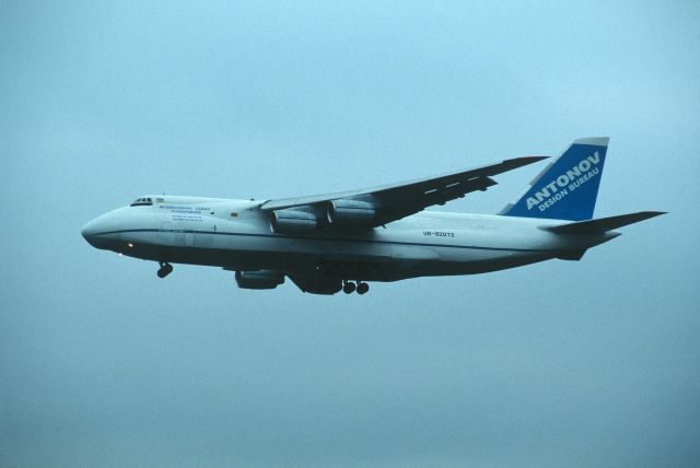 Antonov An-12 (UR-82072) - Final Approach to Narita Intl Airport Rwy34L on 2002/11/16