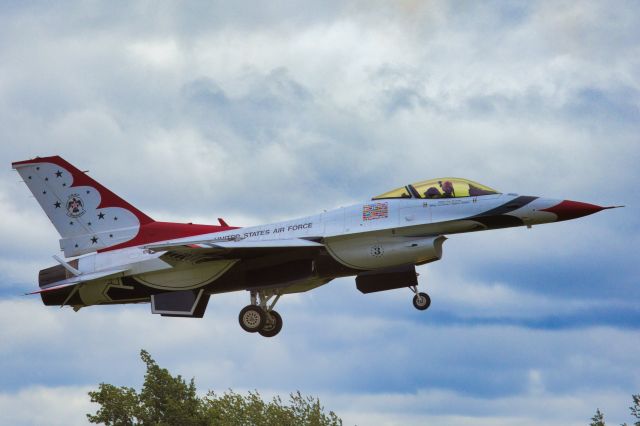 Lockheed F-16 Fighting Falcon — - Landing in Ottawa after a show