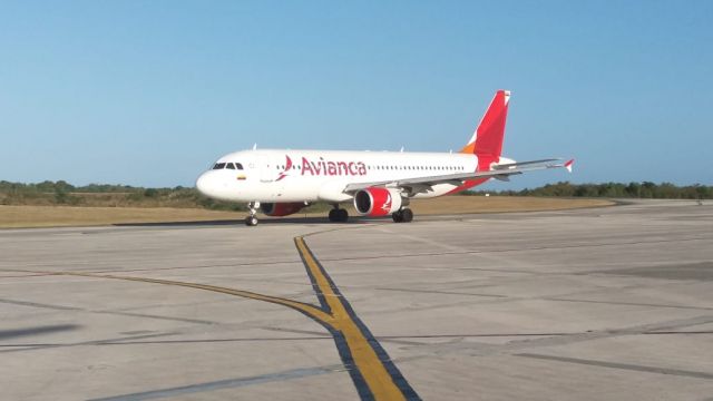 Airbus A320 (N281AV) - The beautiful avianca a320 taxi to your gate asiggnado after having flown from Bogota Colombia, beautiful baby #airbuslovers...