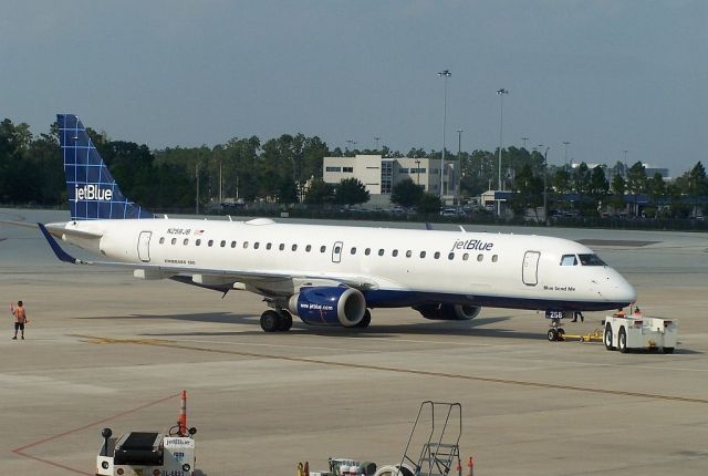 Embraer ERJ-190 (N258JB)