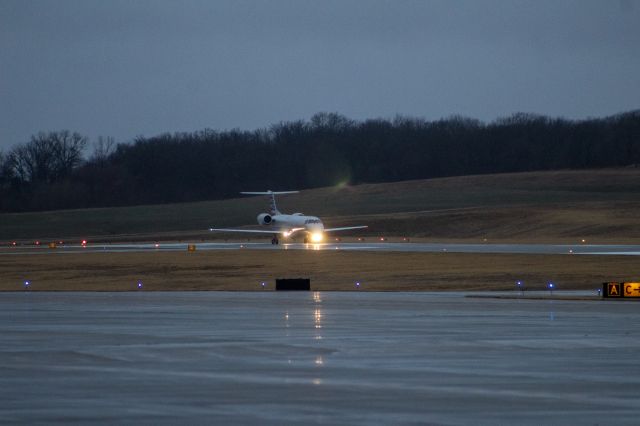 Embraer ERJ-145 (N613AE) - A Rainy morning at MHK