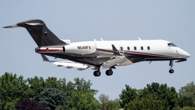 Bombardier Challenger 300 (N549FX)