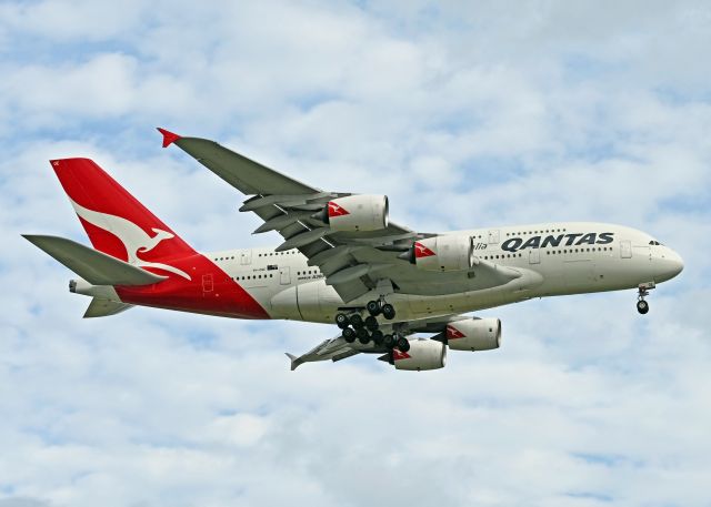 Airbus A380-800 (VH-OQE) - A truly rare site; a Qantas aircraft at Orlando International.