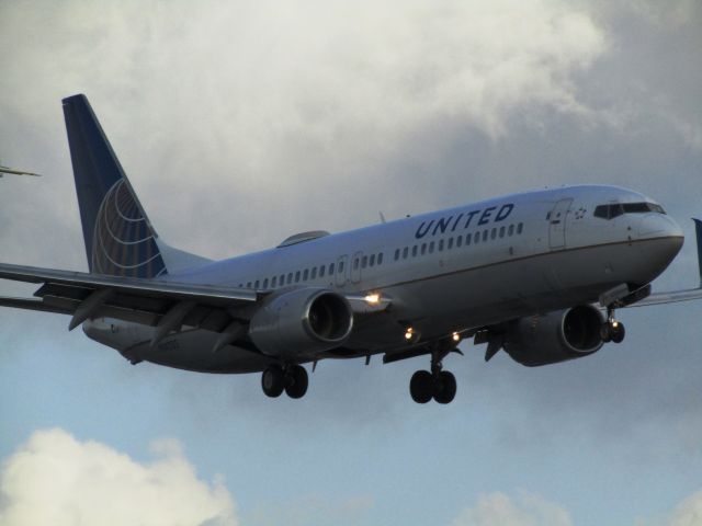 Boeing 737-800 (N14235) - Landing RWY 20R