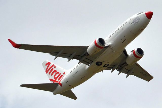 Boeing 737-700 (VH-VBY) - Whoops! Somebody must have attached the wrong-coloured nose cone. Friday 5th October 2012.