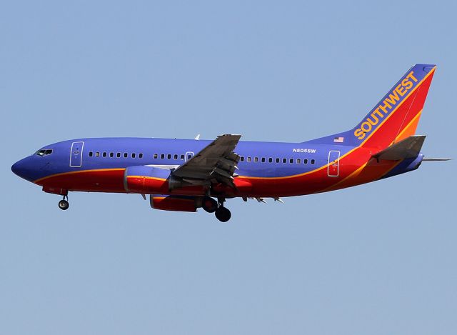 Boeing 737-500 (N505SW) - Landing at the LAX.