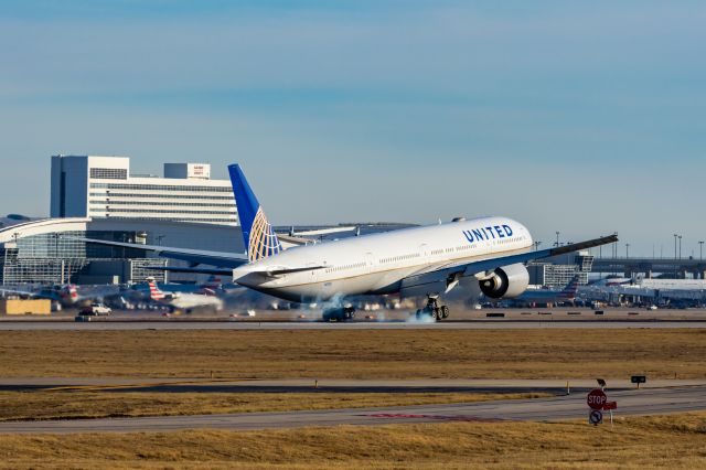 BOEING 777-300ER (N2331U) - United Airlines 777-300ER landing at DFW on 12/27/22. Taken with a Canon R7 and Tamron 70-200 G2 lens.