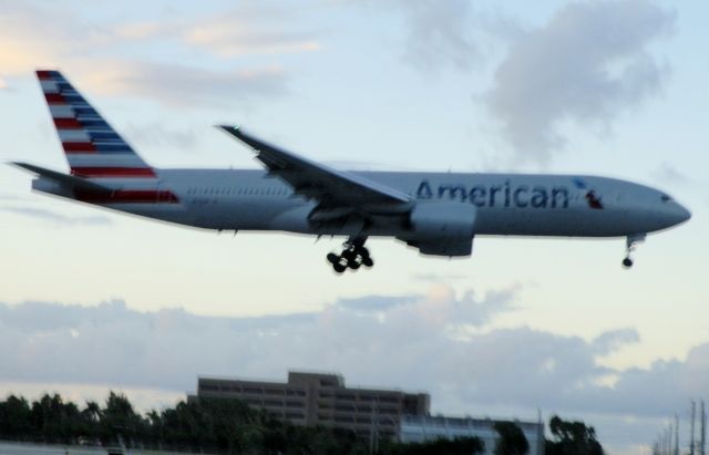 Boeing 777-200 (N775AN) - Landing at dusk!