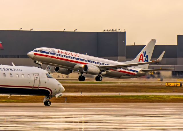 Boeing 737-800 (N858AN)