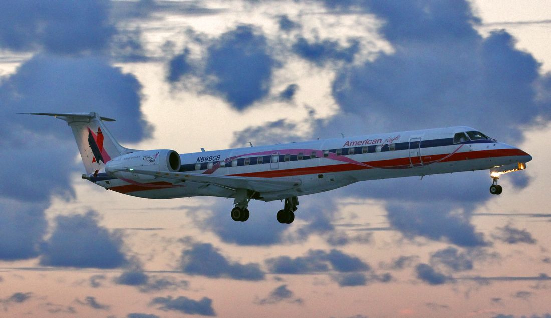 Embraer ERJ-145 (N698CB)