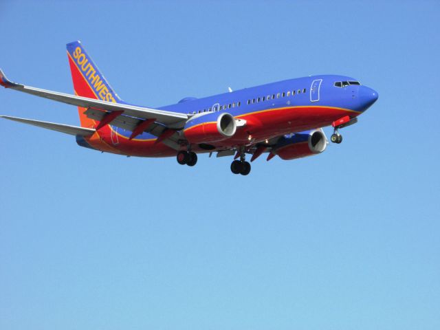 Boeing 737-700 (N485WN) - Landing on RWY 20R