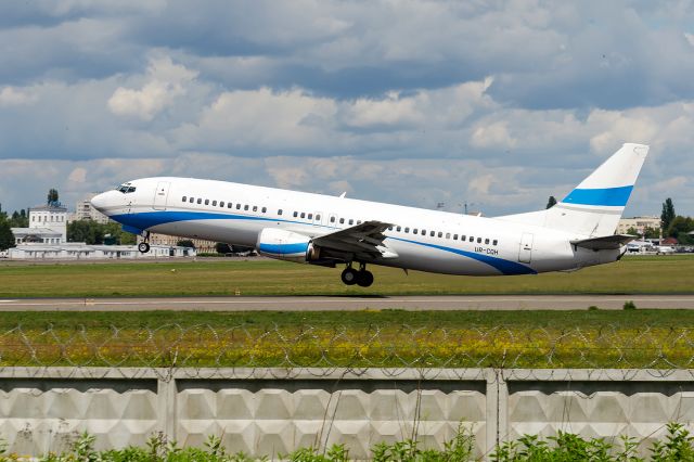 BOEING 737-400 (UR-CQH)