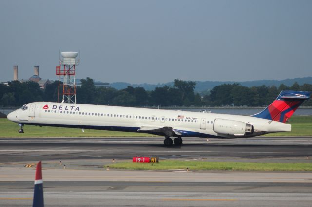 McDonnell Douglas MD-90 (N917DN)