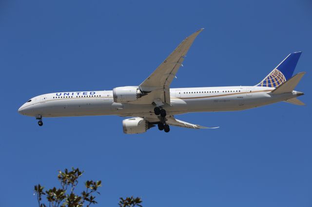 BOEING 787-10 Dreamliner (N12004)