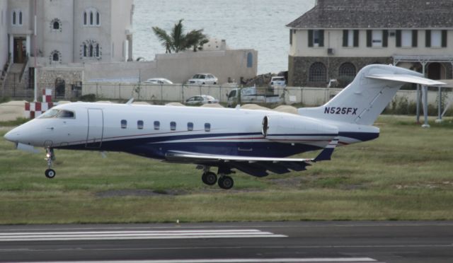 Bombardier Challenger 300 (N525FX)