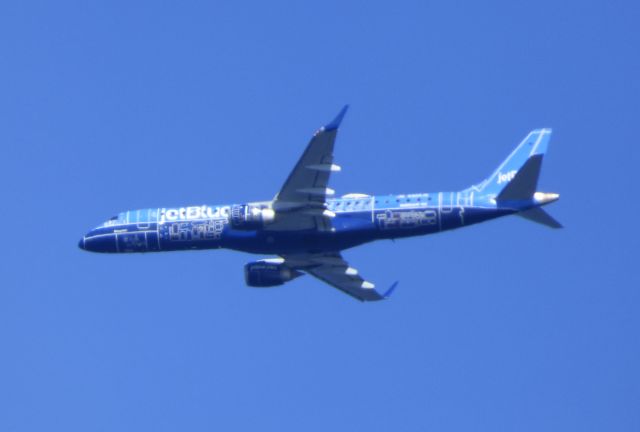 Embraer ERJ-190 (N304JB) - A Jet Blue with its "Blue Print" livery in Monmouth Co., NJ minutes before landing.