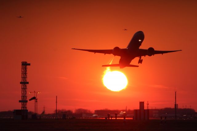 Boeing 777-200 — - A Cathay Pacific B777-300ER, departs runway 09R at LHR.