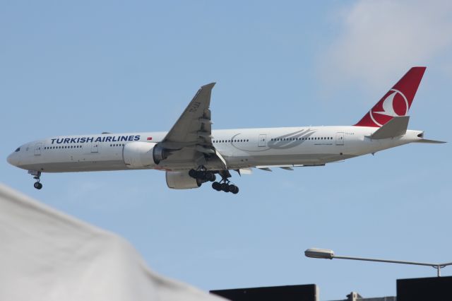 BOEING 777-300ER (TC-LKA)