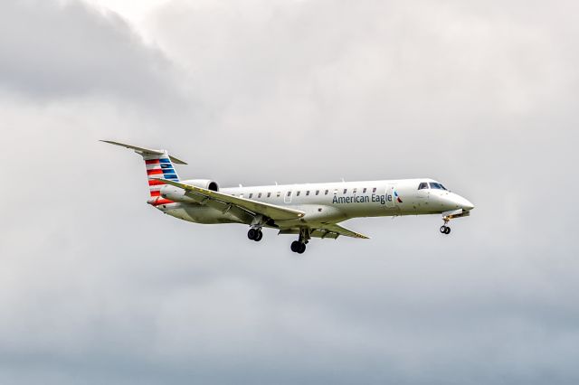 Embraer ERJ-145 —