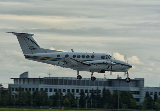 Beechcraft Super King Air 200 (C-GISZ) - On final to 24R, 05-09-2021