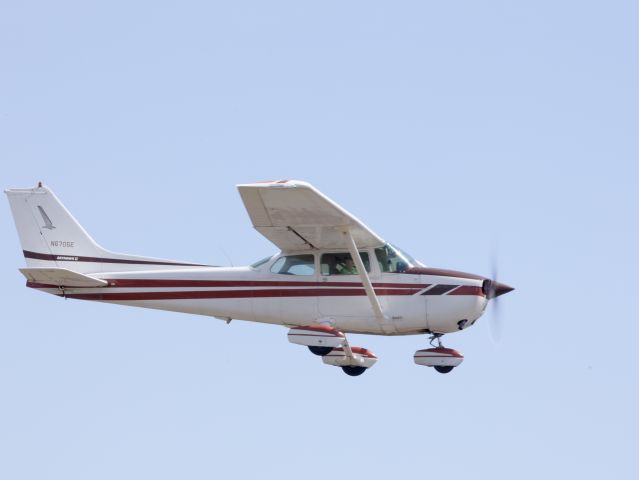Cessna Skyhawk (N6705E) - Take off.