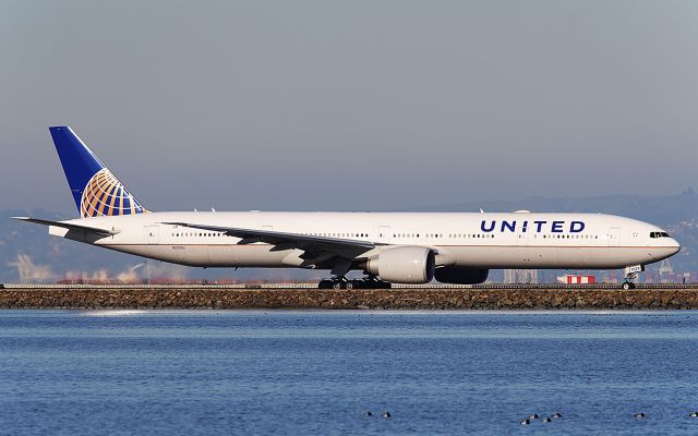 Boeing 777-200 (N2333U)