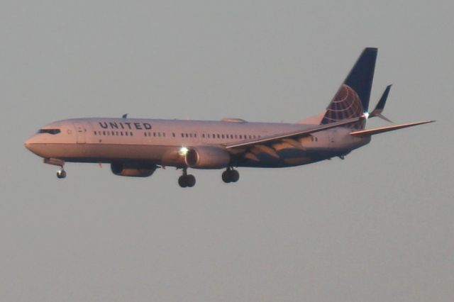 Boeing 737-900 (N39450) - Runway: 28C. Operating as UAL1710 on 1/27/2018.