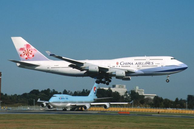 Boeing 747-400 (B-18209) - Short  Final at Narita Intl Airport Rwy16R on 2002/10/28