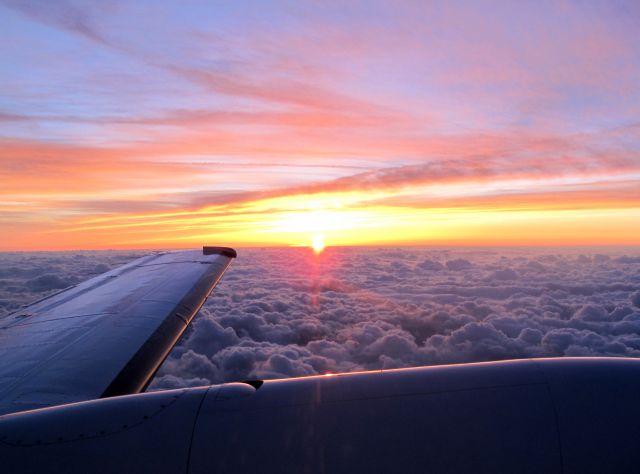 Beechcraft Super King Air 200 (N351CB) - Sunset on the climb to FL350. Aircraft is managed by RELIANT AIR. RELIANT AIR has the lowest fuel price on the Danbury (KDXR) airport.