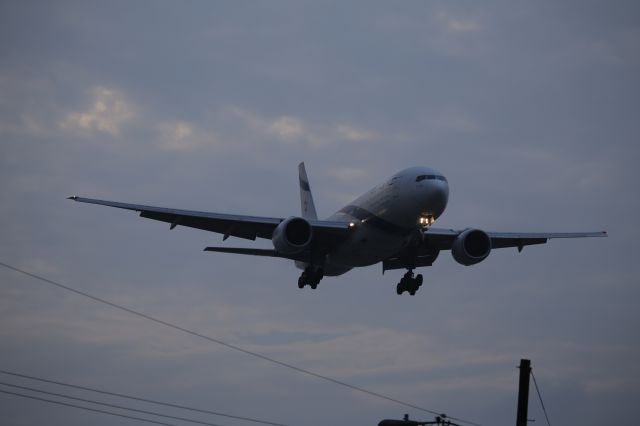 Boeing 777-200 (4X-ECD) - APPROACHING TO 24R