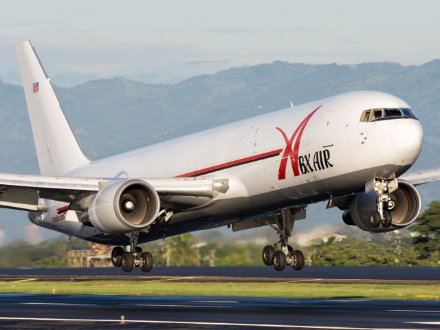 BOEING 767-300 (N363CM)