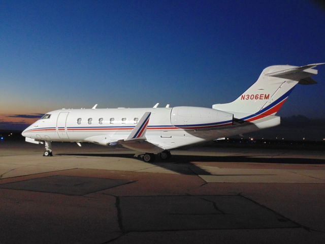 Bombardier Challenger 300 (N306EM) - parked for the night