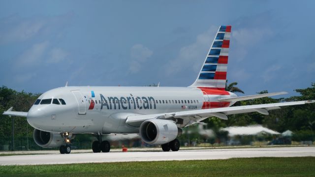 Airbus A319 (N721UW)