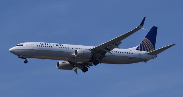 Boeing 737-800 (N69824)