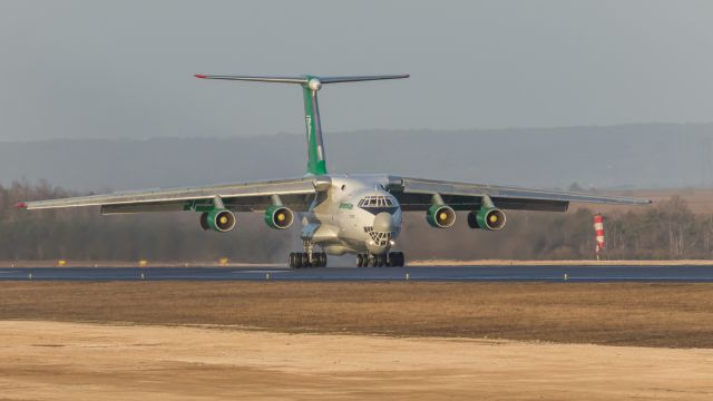 Ilyushin Il-76 (EZ-F428)