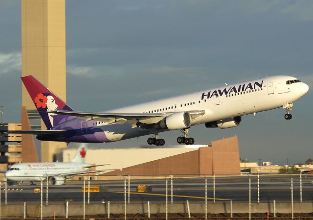 BOEING 767-300 (N585HA) - Hawaiian Airlines 767-3G5